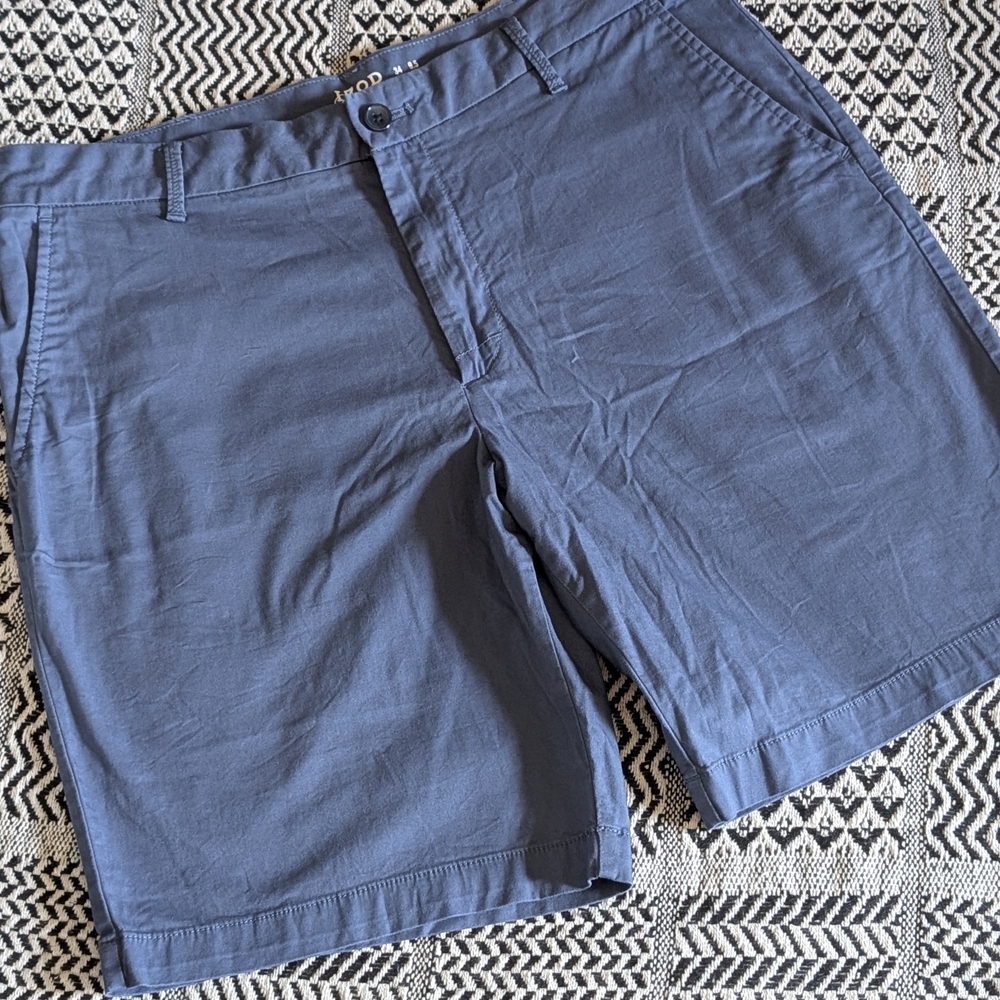 Izod Men's Navy Flat Front Shorts